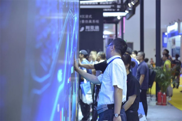 IFCԒ}4 in 1 Micro LED@ʾg(sh)ж(qing)