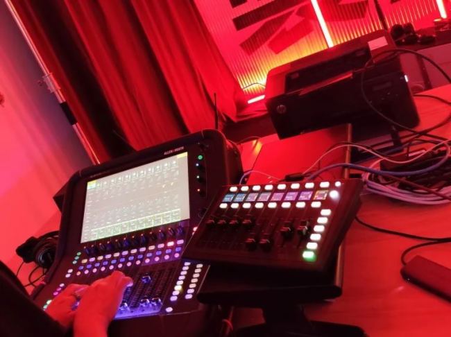 ~sǸAri Abdul(gu)(ni)㳪ĕ(hu)Allen & Heath Avantis Solo@Gֱg